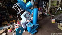 Ide pembuatan pompa ini karena cerita para sesepuh dusun menyebutkan sebelum tahun 1950-an ada orang Belanda yang tinggal di kawasan dusun tersebut dan ada perkebunan kopi. Mereka mengambil air dari mata air Dusun Tloyo yang posisinya lebih rendah tanpa menggunakan listrik atau BBM. 