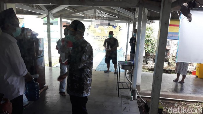 Menko PMK RI Muhadjir Effendy saat berkomunikasi dengan pasien Corona di shelter COVID-19, eks RS Patmasuri, Sewon, Bantul, Kamis (18/2/2021).
