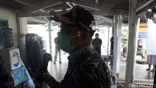 Menko PMK RI Muhadjir Effendy saat berkomunikasi dengan pasien Corona di shelter COVID-19, eks RS Patmasuri, Sewon, Bantul, Kamis (18/2/2021).