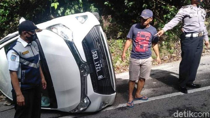 Minibus berpenumpang 8 orang terguling akibat tak kuat menanjak