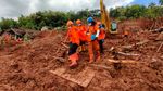 Momen Evakuasi Jenazah Korban Longsor Nganjuk