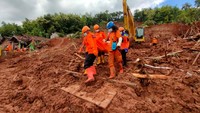 Seperti diketahui, pencarian dan evakuasi korban longsor Nganjuk masih terus dilakukan oleh petugas gabungan. Alat berat pun dikerahkan untuk membantu proses pencarian dan evakuasi korban. Istimewa/Dok. Basarnas.