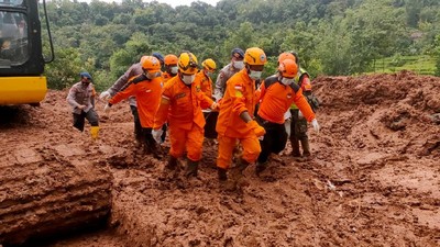Momen Evakuasi Jenazah Korban Longsor Nganjuk