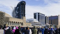 Proses penghancuran gedung ini menarik perhatian warga.