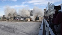 Gedung tersebut hanya menyisakan tumpukan reruntuhan usai tombol ditekan.