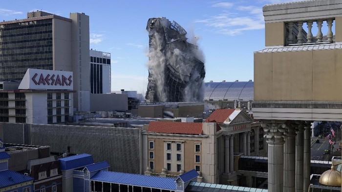 Momen Trump Plaza Hotel dan Kasino Dihancurkan The aftermath of the implosion of the former Trump Plaza Hotel & Casino on Wednesday, Feb. 17, 2021, in Atlantic City, N.J. The former Trump Plaza casino was imploded after falling into such disrepair that chunks of the building began peeling off and crashing to the ground. (Edward Lea/The Press of Atlantic City via AP)