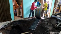 Menantu Supadiyono, Yohanes Terawan Apriadi mengatakan, sebelumnya ambles ada banjir, Selasa (16/2), sekitar 20.30 WIB. Kemudian setelah itu, air masuk rumah melalui sela-sela keramik. Terus keramik naik, sedangkan lemari mulai miring. 