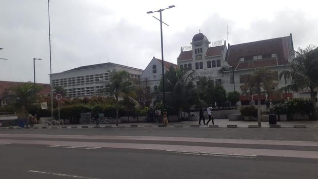 Ojek sepeda di LEZ Kawasan Kota Tua Jakarta.