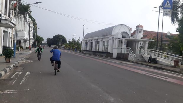 Ojek sepeda di LEZ Kawasan Kota Tua Jakarta.