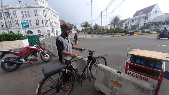 Ojek sepeda di LEZ Kawasan Kota Tua Jakarta.