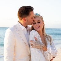 Sang pengusaha tampan 40 tahun itu memberikan pengikat berupa cincin mewah. Seperti dikutip dari Daily Mail, cincin emerald tersebut senilai US$ 2 juta atau sekitar Rp 28 miliar.  Foto: dok. Instagram