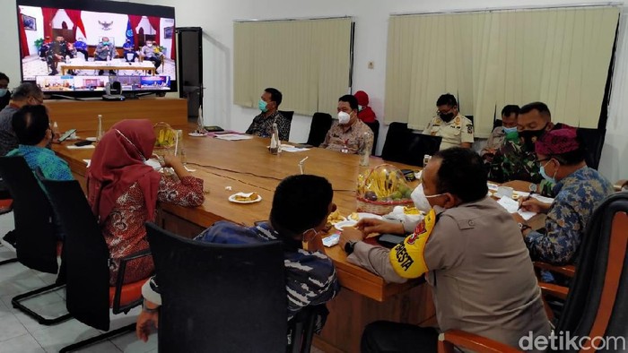 PPKM Mikro dinilai efektif menekan penyebaran COVID-19 di Banyuwangi. Selama sepuluh hari pelaksanaannya, angka positif COVID-19 mengalami penurunan 32,27 persen.