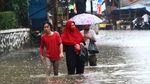 Penampakan Banjir yang Rendam Pasar Kambing Mampang