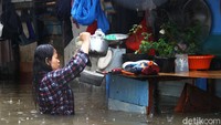 Banjir di kawasan Pasar Kambing Mampang ini diketahui terjadi akibat luapan air Kali Mampang.
