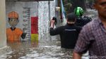 Penampakan Banjir yang Rendam Pasar Kambing Mampang