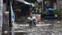 Banjir juga merendam sejumlah wilayah di Jakarta. Seperti yang terjadi di kawasan Pasar Buncit atau biasa dikenal dengan Pasar Kambing Mampang, Jakarta Selatan, Kamis (18/2/2021). Ketinggian air mencapai 100 sentimeter. Dedy Istanto/Detikcom  