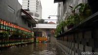 Tak sedikit warga yang mulai menyelamatkan barang-barang berharga mereka dari banjir yang merendam rumah warga.