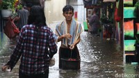 Kondisi air tampak berwarna coklat dari luapan air kali di sekitar pemukiman