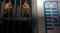 Menurut pihak lapas, Lapas Slawi saat ini over kapasitas dan dihuni oleh 350 orang dari daya tampung yang hanya untuk 224 orang narapidana.
