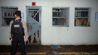 Sebelumnya Polres Tegal, BNN melakukan razia gabungan di Lapas tersebut terkait pengungkapan kasus sebanyak 436 kilogram narkotika jenis sabu-sabu yang dikendalikan seorang narapidana lapas Slawi berinisial DA, dan berhasil mengamankan enam telepon genggam, senjata tajam dan puluhan barang-barang berbahaya.