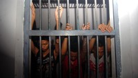 Sejumlah narapidana berdiri di depan selnya di Lapas Kelas II B Slawi, Kabupaten Tegal, Jawa Tengah, Rabu (17/2/2021) malam.