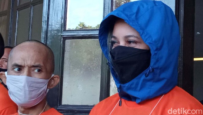 Penyanyi Rinada ditangkap Satuan Reserse Narkoba Polrestabes Bandung karena tersangkut masalah narkoba. Begini penampakan Rinada saat berbaju tahanan.