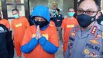 Penampakan Penyanyi Rinada Berbaju Tahanan