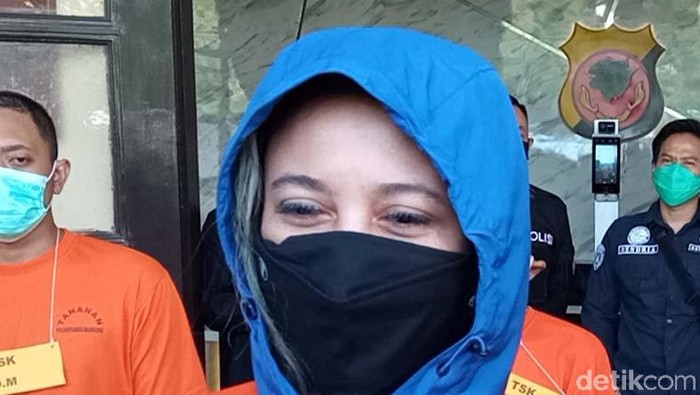 Penyanyi Rinada ditangkap Satuan Reserse Narkoba Polrestabes Bandung karena tersangkut masalah narkoba. Begini penampakan Rinada saat berbaju tahanan.