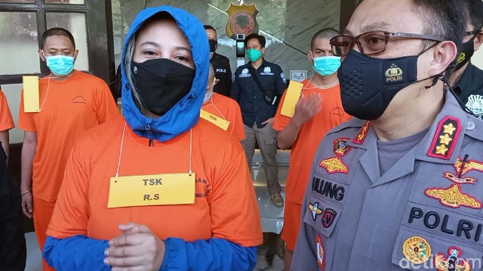 Penyanyi Rinada ditangkap Satuan Reserse Narkoba Polrestabes Bandung karena tersangkut masalah narkoba. Begini penampakan Rinada saat berbaju tahanan.