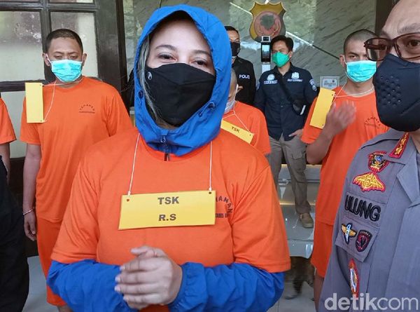 Penampakan Penyanyi Rinada Berbaju Tahanan