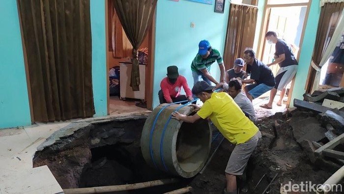 Penampakan tanah ambles di ruang tamu warga Temanggung, Kamis (18/2/2021)