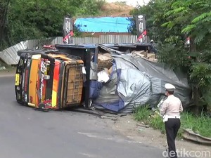 Truk Bermuatan Keramik Terguling di Tikungan Bangkong Sumedang