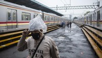 Banjir dibeberapa titik Ibu Kota juga berimbas pada perjalanan Kereta Rel Listrik (KRL) lintas Manggarai-Bogor akibat banjir di kawasan Stasiun Tebet. ANTARA FOTO/Dhemas Reviyanto  