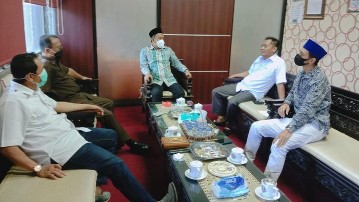 Plh. Bupati Jember, Hadi Sulistyo berkunjung ke gedung DPRD