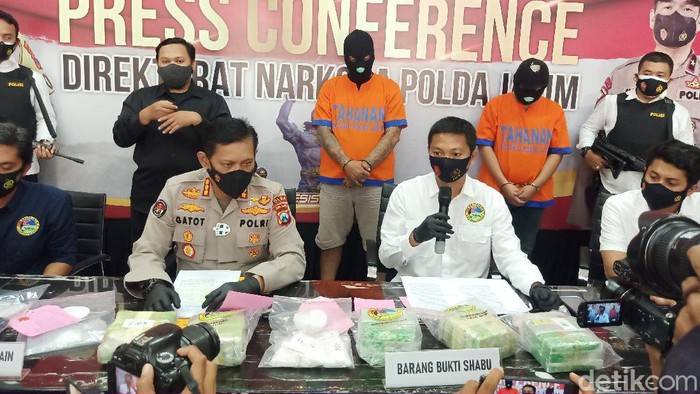 Jaringan pengedar sabu di Jatim terbongkar. Dua tersangka dan sabu seberat 6 kilogram yang dikemas dalam bungkus teh China diamankan.