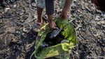 Potret Pemulung Cilik dari Tanah India