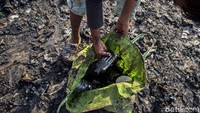 Pandemi COVID-19 semakin membuat perekonomian keluarga Ali kian sulit. Dilansir dari AP, saat pembatasan aktivitas diberlakukan di India tahun lalu, keluarga Ali tak dapat pergi ke tempat pembuangan sampah dan menyaring sampah untuk dijual. Keluarganya pun bertahan hidup dengan menerima makanan dari organisasi bantuan.