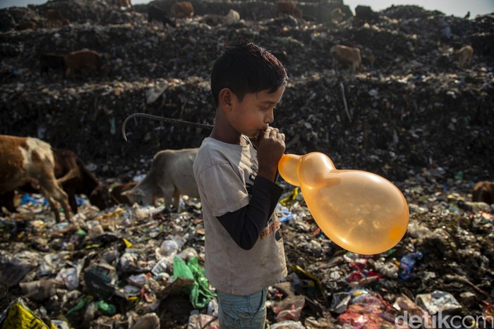 Kemiskinan jadi permasalahan di berbagai negara dunia. Di India, salah satunya, kemiskinan memaksa sejumlah anak mencari nafkah di usia belia. Berikut potretnya