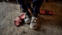 Kegiatan memulung itu ia lakukan setelah pulang sekolah.