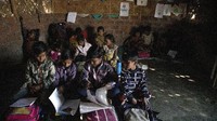 Bersama dengan sejumlah anak lainnya, Ali menuntut ilmu di sekolah yang berada di area sekitar pembuangan sampah tersebut.