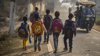 Sepulang sekolah, Ali tak lanjut bermain dengan teman-teman seusianya. Ia bergegas pulang untuk bersiap mengumpulkan benda-benda daur ulang di tempat pembuangan sampah.