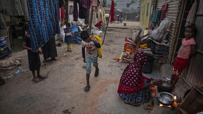 Potret Pemulung Cilik dari Tanah India Kemiskinan jadi permasalahan di berbagai negara dunia. Di India, salah satunya, kemiskinan memaksa sejumlah anak mencari nafkah di usia belia. Berikut potretnya