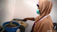 Sementara itu, Kemensos melalui program Atensi warga telantar dan rentan juga memberikan akses kepada mereka untuk bekerja di perusahaan mitra Kemensos.