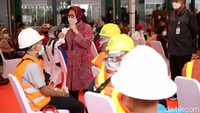 Menteri Sosial Tri Rismaharini memotivasi eks PMKS (Penyandang Masalah Kesejahteraan Sosial) yang kini telah bekerja dan menjual barang di Sentra Kreasi Atensi di Balai Karya Pangudi Luhur, Bekasi, Jawa Barat, Kamis (18/2/2021).