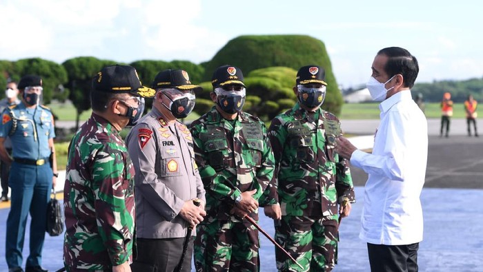 Presiden Joko Widodo saat hendak bertolak menuju Provinsi Kalimantan Selatan dari Pangkalan TNI AU Halim Perdanakusuma, Jakarta, pada Kamis, 18 Februari 2021. Foto: BPMI Setpres/Lukas