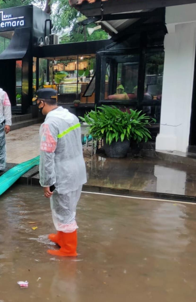 Proses penyedotan genangan di Kemang Utara (Dok. Istimewa)