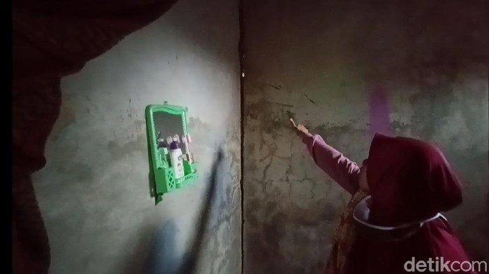 Puluhan rumah di Bandung mengalami retakan akibat pergerakan tanah