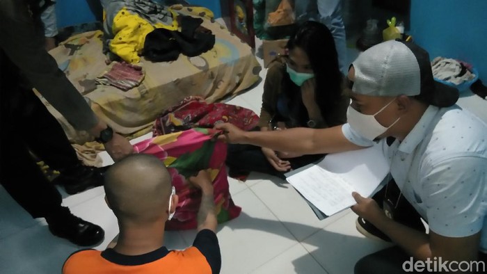 Rekonstruksi balita di Makassar dianiaya pacar ibu (Hermawan/detikcom).