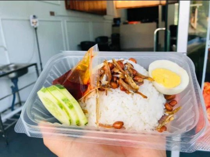 restoran ayam goreng berikan makanan gratis