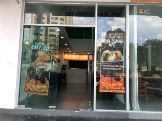 Salut! Resto Ini Bagikan Nasi dan Ayam Goreng Gratis untuk Orang